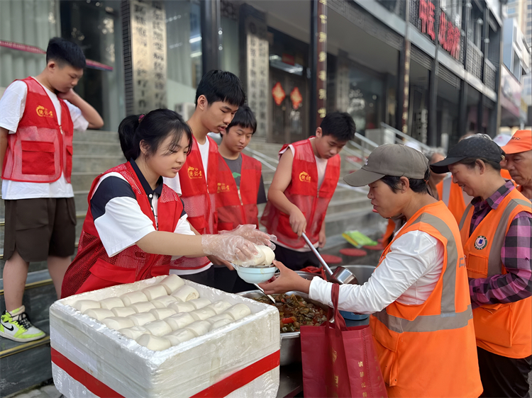 圖片5.同學們積極參與便民利民活動.jpg