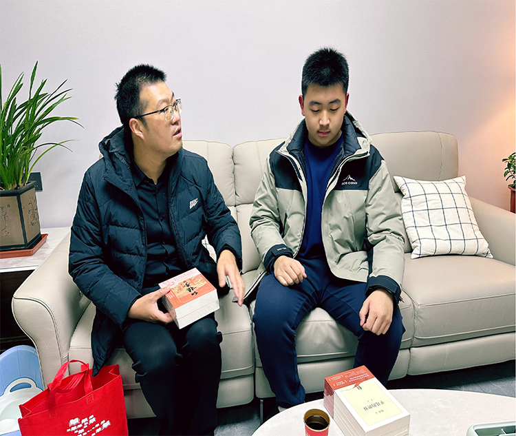 圖片5：閆老師家訪中贈(zèng)送學(xué)生《紅樓夢(mèng)》《平凡的世界》等書籍.png