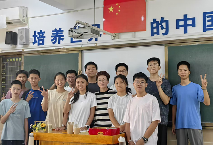 圖片3：王學(xué)娟老師和學(xué)生們?cè)谝黄?jpg