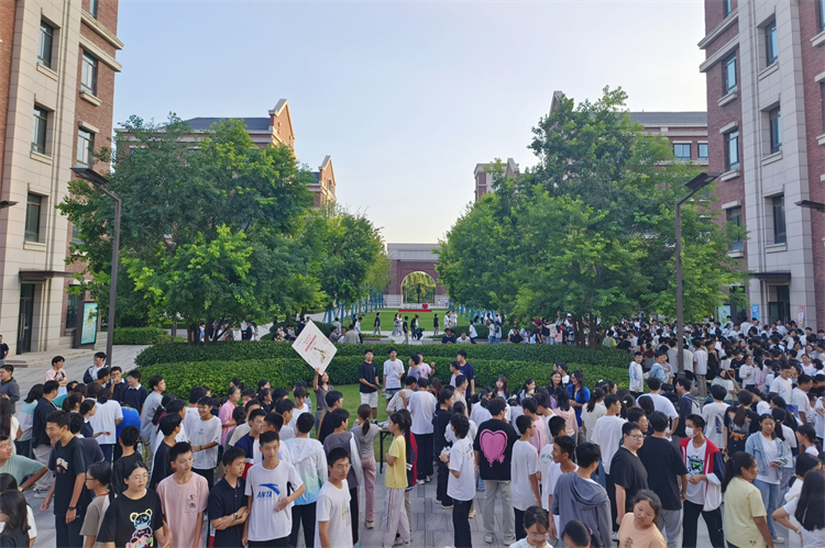圖片1：社團招新現(xiàn)場.jpg