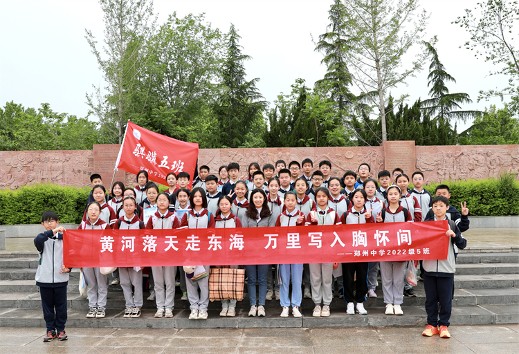 圖片6 宋捷老師和學(xué)生一起參加大河行綜合實(shí)踐活動(dòng).jpg