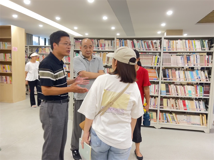 圖6：社區(qū)居民參觀圖書館.jpg