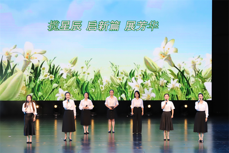 圖片8：音樂(lè)教師合唱《一路生花》.JPG