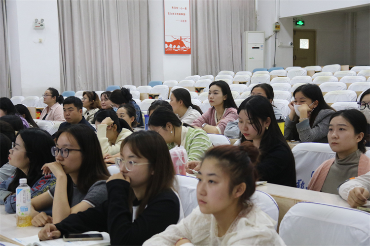 圖片2  青年教師認(rèn)真聆聽.JPG