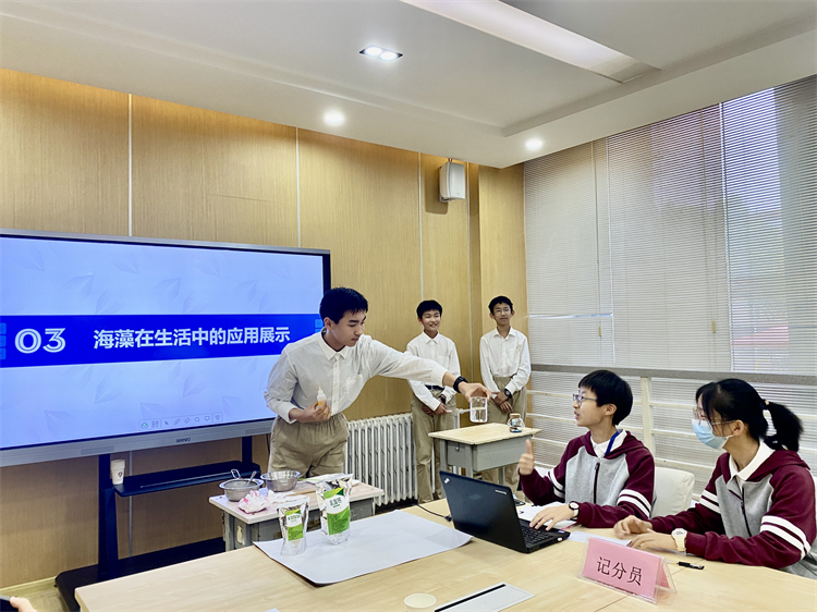 圖片3：學生展示海藻酸鈉爆爆珠的制作過程.jpg