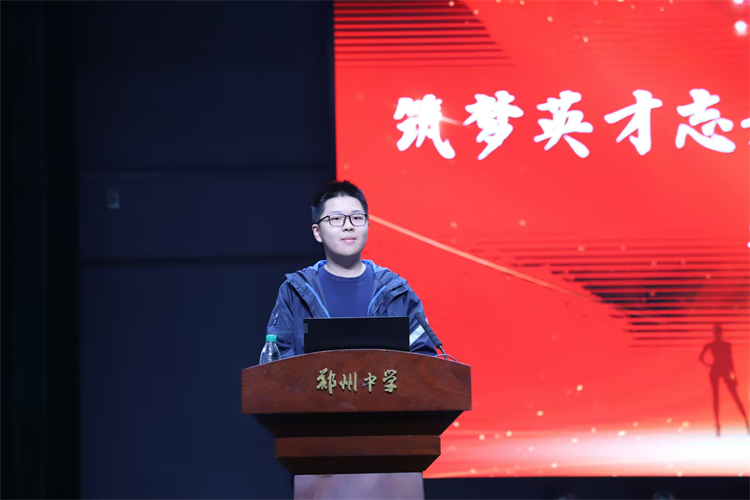 圖片2：梁譽文同學發(fā)表演講.jpg