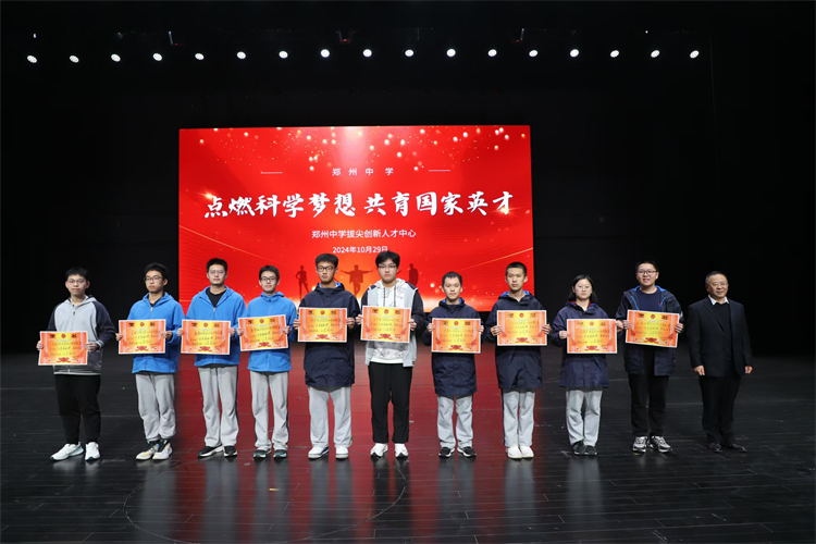 圖片3：李教授為學員頒獎.jpg