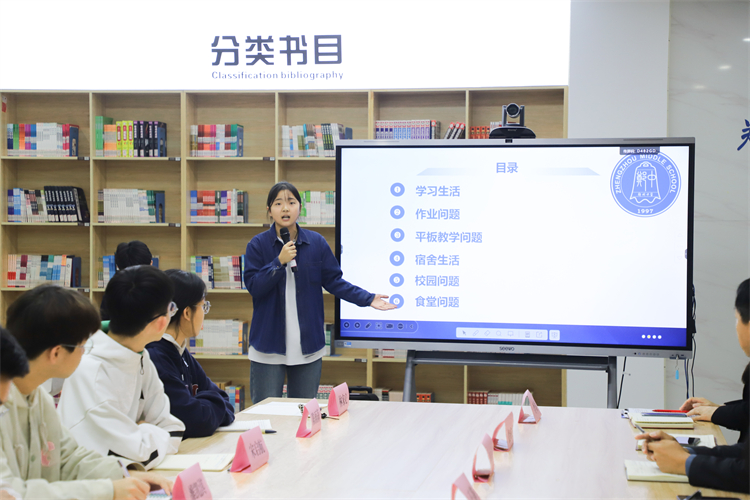 圖片四 學(xué)生代表進(jìn)行議案匯報(bào)（2）.jpg