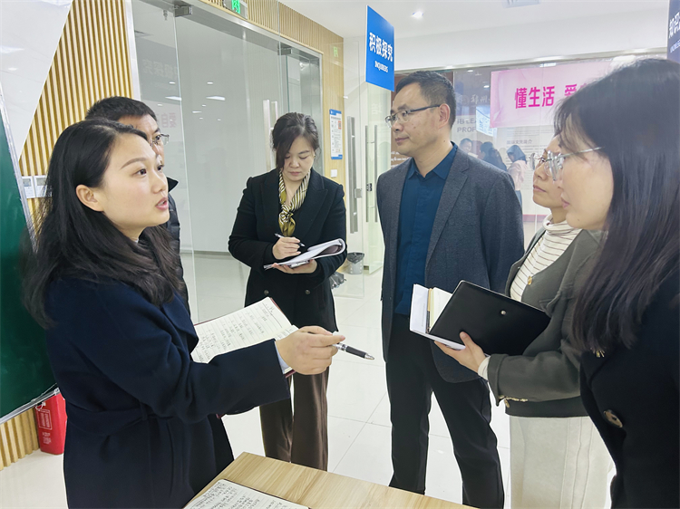 圖片七 各部門負(fù)責(zé)人商討學(xué)生議案（2）.jpg