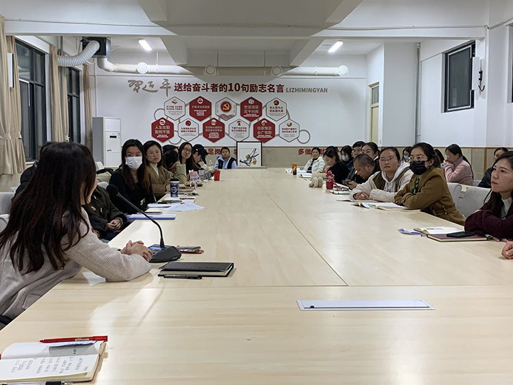 圖片5：與會班主任認(rèn)真傾聽.jpg