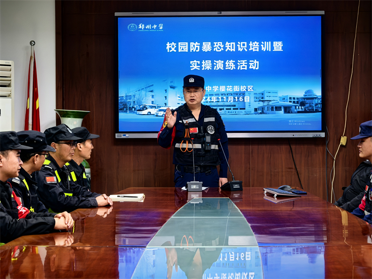 圖片8：劉敬平教官對本次防暴恐演練進(jìn)行全面復(fù)盤.jpg