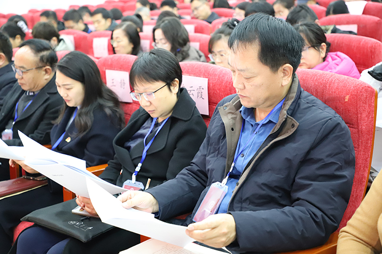 圖片5：與會(huì)代表認(rèn)真審議 (2).JPG