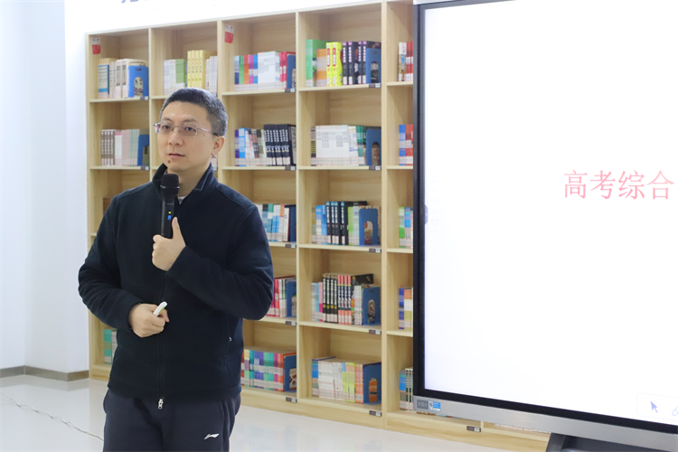 圖片3：蔣承教授開展報(bào)告.jpg