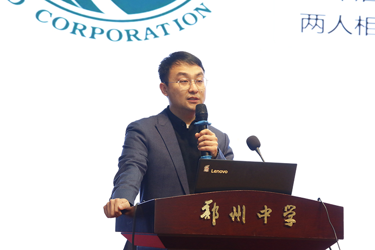 圖片4.王老師為家長答疑解惑.JPG