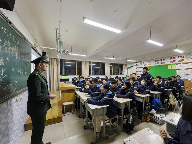 圖片二：學(xué)生在大思政課堂與信大學(xué)員積極互動(dòng).jpg