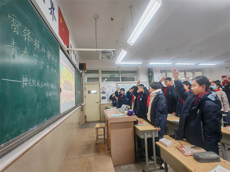 圖片三：初中部舉行室內(nèi)主題升旗儀式.jpg