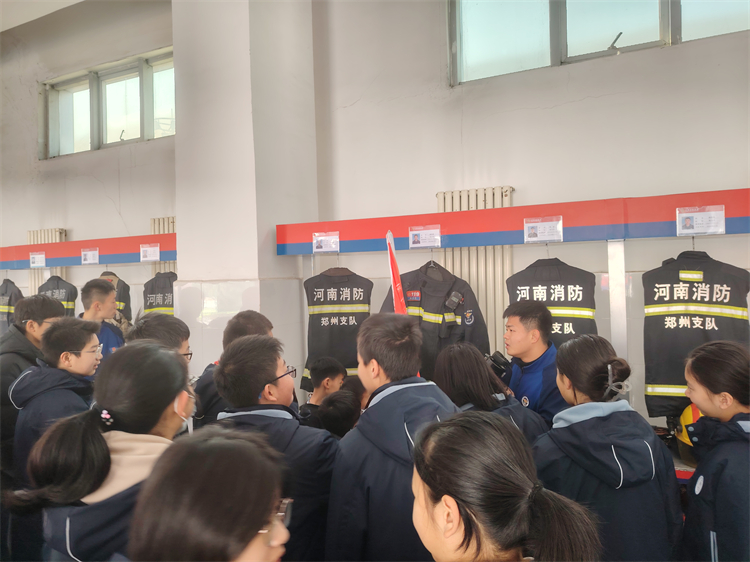 圖片4：消防員展示消防服.jpg