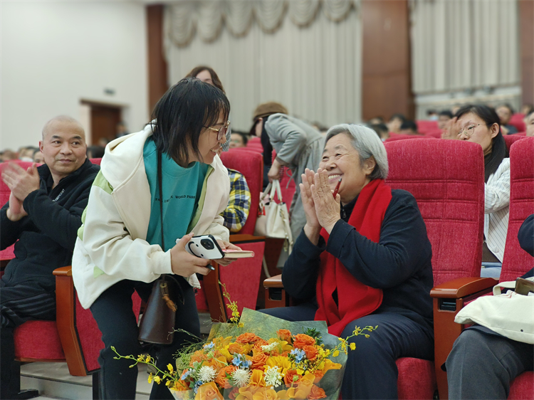 圖片3：家長(zhǎng)與周慧玲老師互動(dòng).jpg