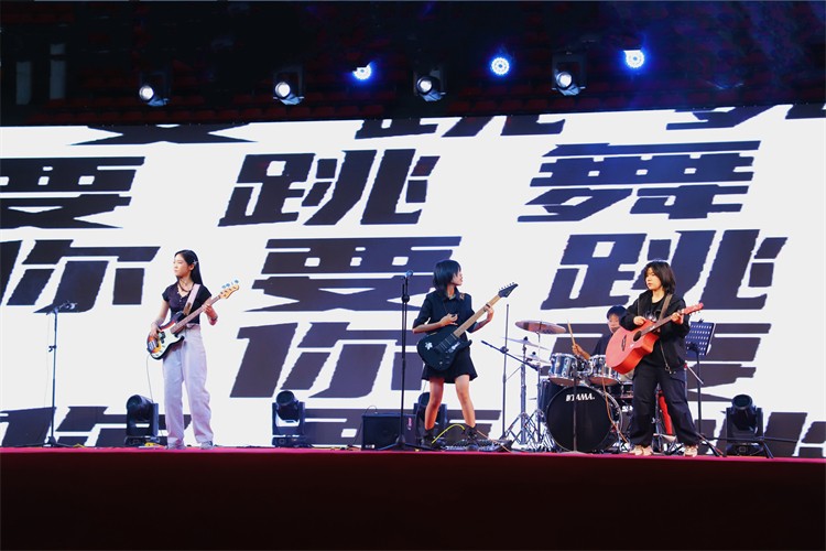 圖一：開(kāi)場(chǎng)：樂(lè)隊(duì)表演《你要跳舞嗎》.jpg