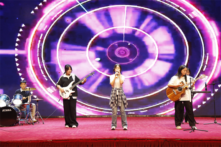 圖片14：樂隊演唱《找自己》.JPG