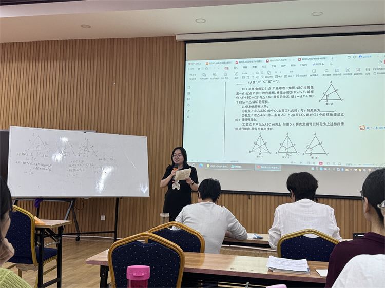 圖片3：臧素珍老師進(jìn)行點評.jpg