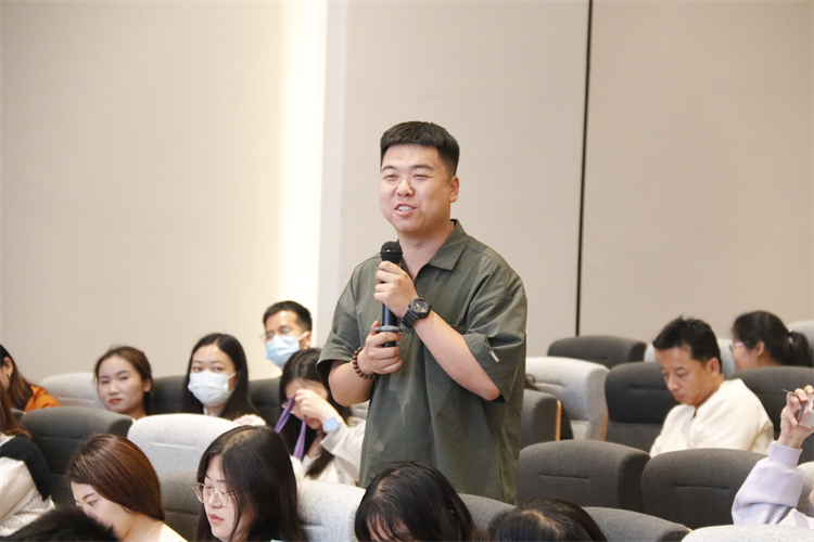 圖3：班主任現(xiàn)場提問.JPG