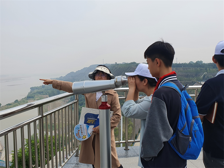 圖片7：觀景臺上通過望遠(yuǎn)鏡眺望黃河.jpg